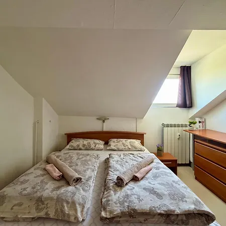 Prime Center - 1bdr - Floor Next To The National Stadium & Apartmán Sofie