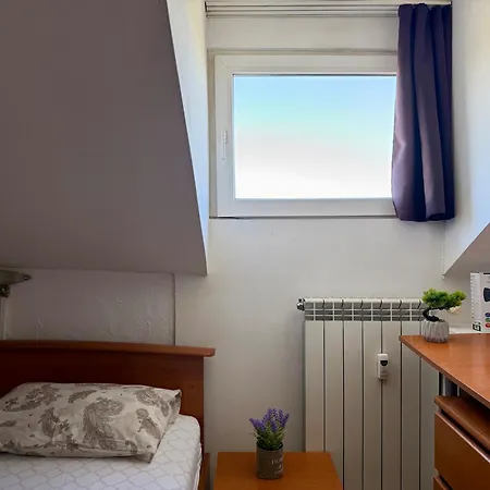 Prime Center - 1bdr - Floor Next To The National Stadium &